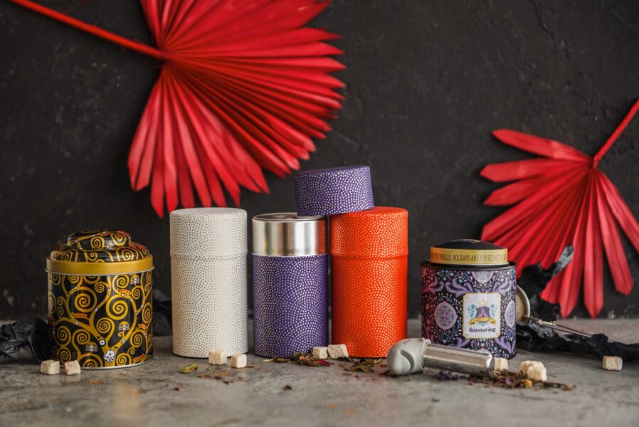 Dėžutės arbatai ir sieteliai